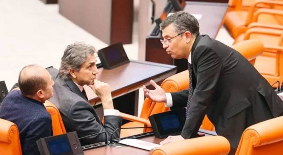 CHP'li Özgür Özel AK Parti sıralarına gitti: Koltuklar sağlam mı, burada oturacağız