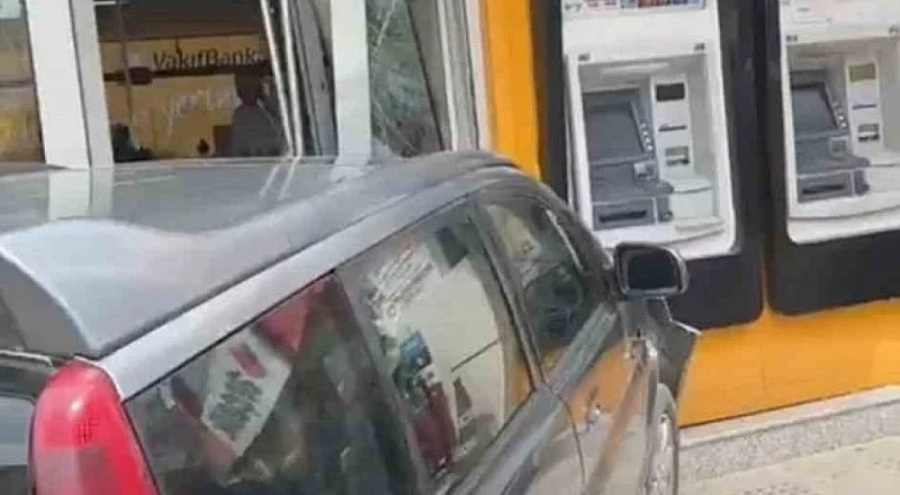 Afyonkarahisar'da otomobil banka şubesine girdi!