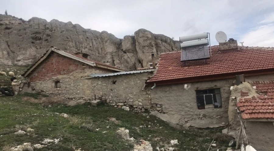 Dağdan kopan dev kayalar yerleşim yerine düştü