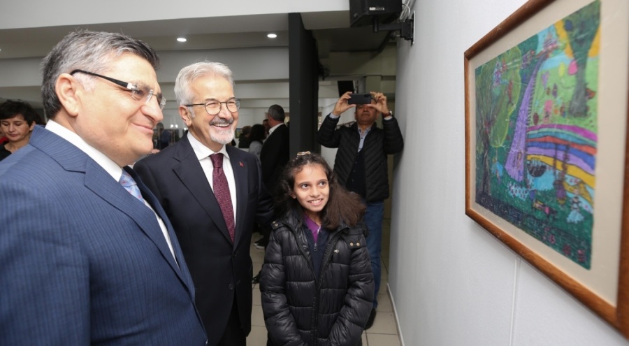 Bursa Nilüfer Belediyesi resim yarışmasında dereceye giren çocuklar ödüllerini aldı