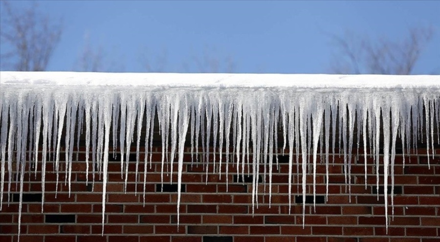 Kanada'da buz fırtınası bir milyondan fazla kişiyi elektriksiz bıraktı