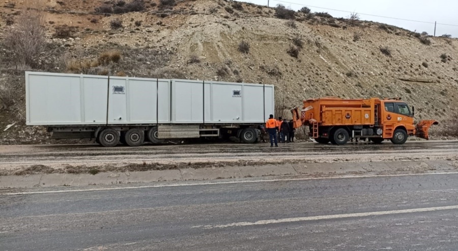 Makas atan TIR kaza yaptı