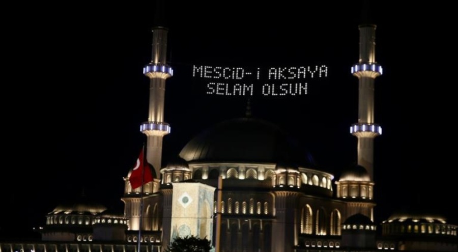 Taksim Camii'ne 'Mescid-i Aksa'ya selam olsun' mahyası