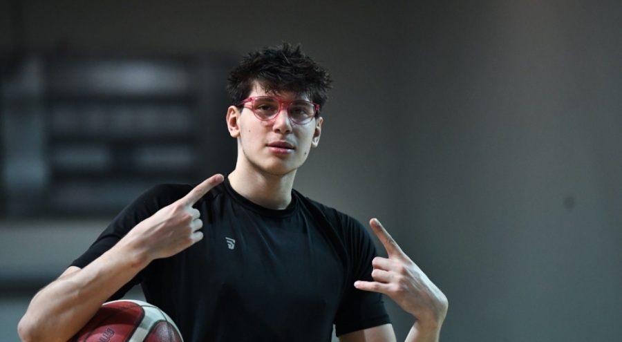 Bursa'da basketbolcular kanser için pembe gözlük taktı