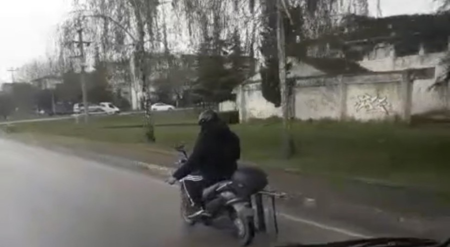 Bursa'da motosiklet ile merdiven taşıdı!