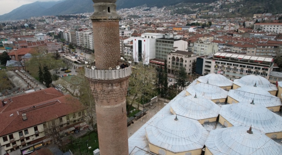 Bursa Ulu Cami'ye asılan mahya değiştirildi