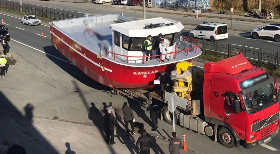 Tırla taşınan teknenin üzerindeyken başını üst geçide çarpıp, hayatını kaybetti