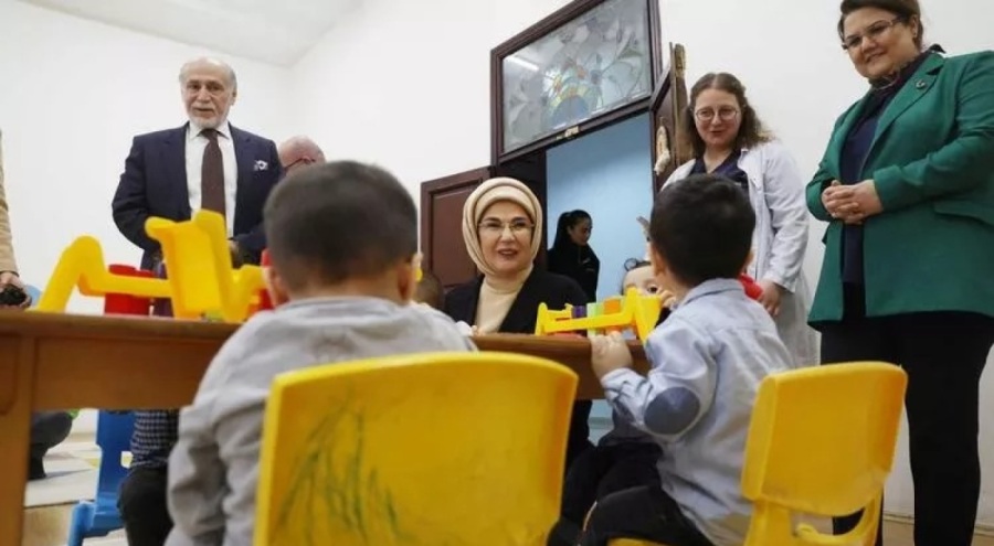 Emine Erdoğan, Darülaceze'de çocuk yuvasına ziyaret gerçekleştirdi