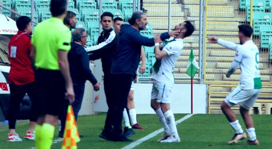 24Erzincanspor Teknik Direktörü, Bursasporlu futbolcunun boğazını sıktı