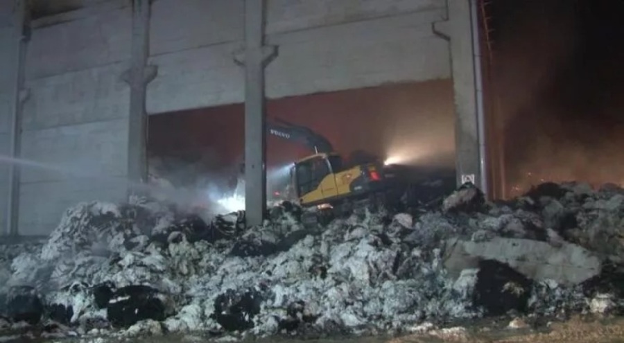 Pamuk deposunda korkutan yangın! Ekipler seferber oldu