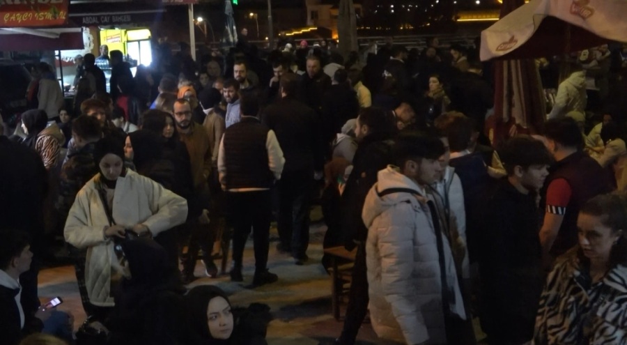Bursa'da vatandaş tahinli pide için uzun kuyruklar oluşturdu