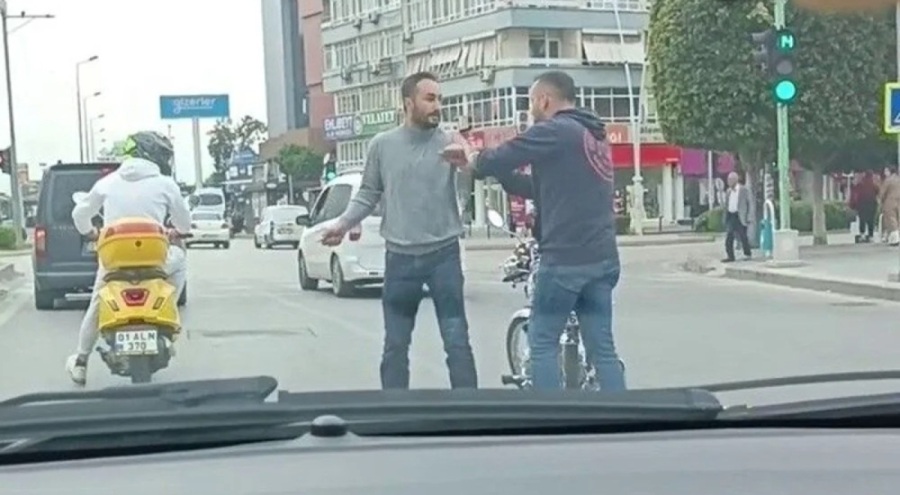 Yol verme tartışmasında bıçaklı saldırı