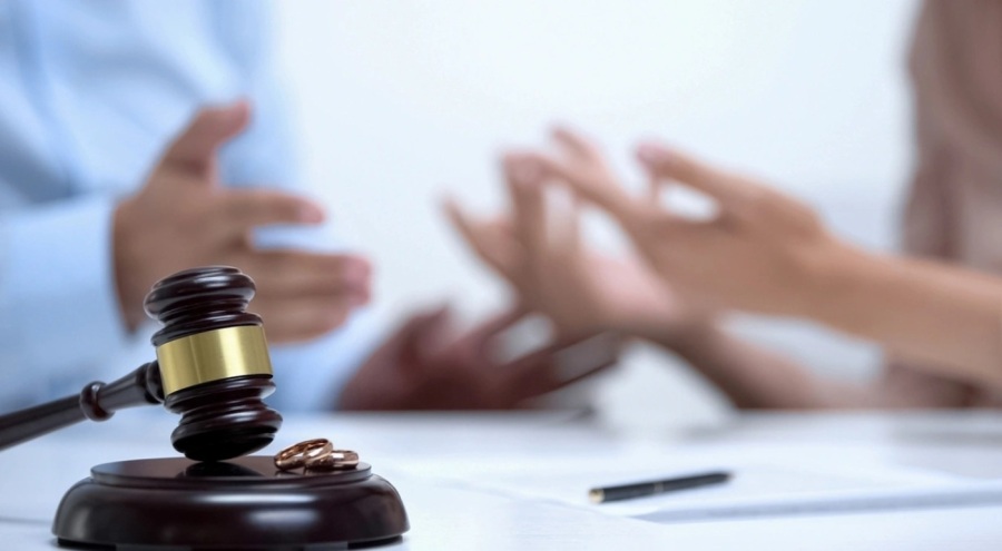 Dedikodu yapan eşe boşanma ve tazminat kararı