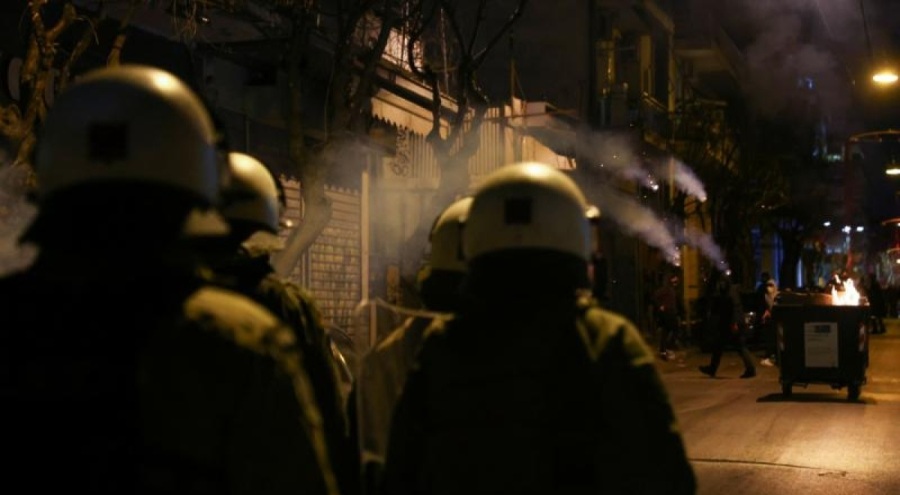 Atina'da polise saldırı