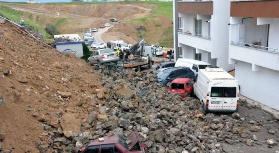 Kahramanmaraş'ta istinat duvarı yıkıldı