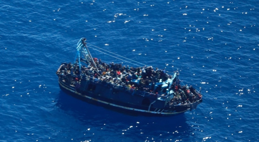 400 düzensiz göçmen Akdeniz'de kurtarılmayı bekliyor