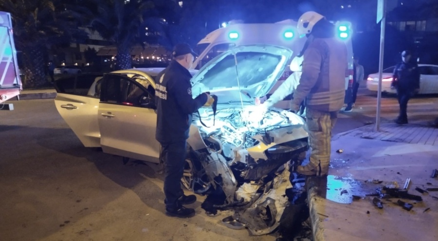 İstanbul'da otomobil kaldırıma çarptı: 5 yaralı