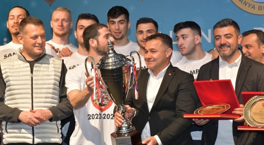 Alanya Belediyespor şampiyonluk kupasını kaldırdı
