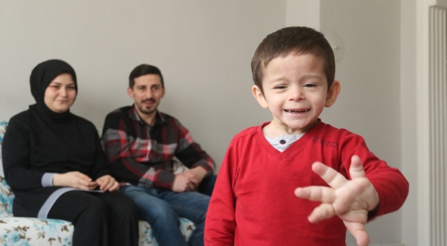 Bursa'da yaşıyor... El ve ayakları olması gerekenden 4 kat daha büyük