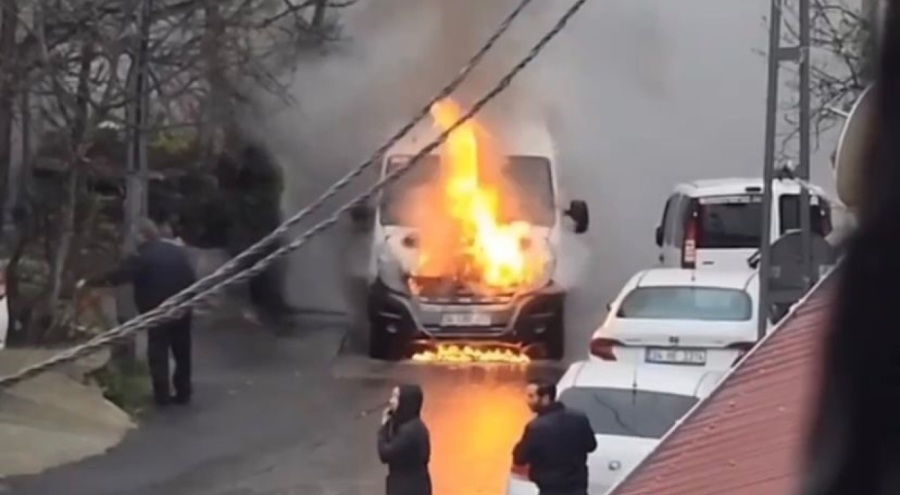 İstanbul'da seyir halindeki okul servisi cayır cayır yandı!