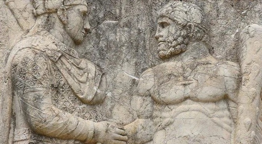 Nemrut Dağı'ndaki tokalaşma steli depremleri hasarsız atlattı