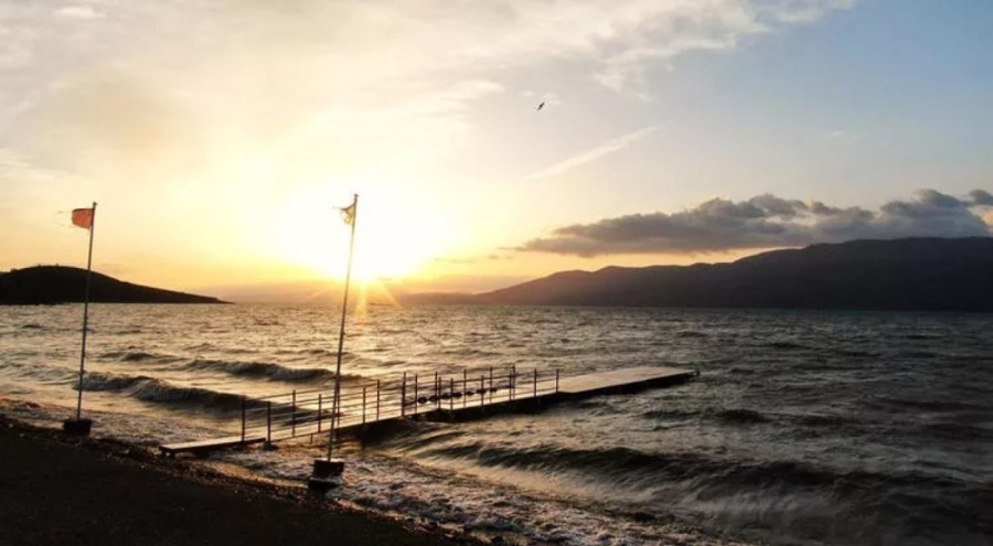 Hazar Gölü'nde güneş manzarası görenleri mest etti
