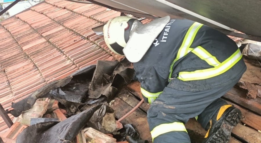 Yıldırım düşen binanın çatısında yangın çıktı