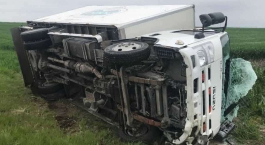 Edirne'de ekmek yüklü kamyonet yan yattı