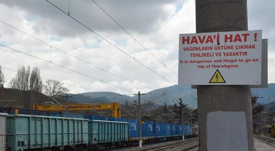 İki üniversiteli genç , vagon üzerinde video çekerken elektrik akımına kapılarak yaralandı