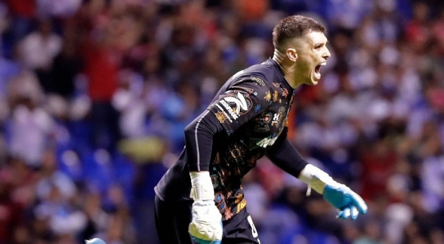 Toluca kalecisi hem atıyor hem tutuyor!