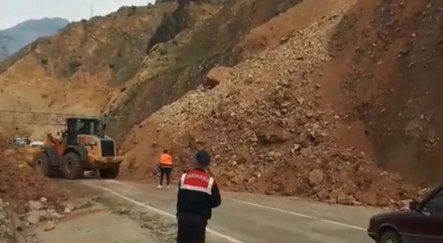 Artvin- Ardanuç kara yolunda heyelan