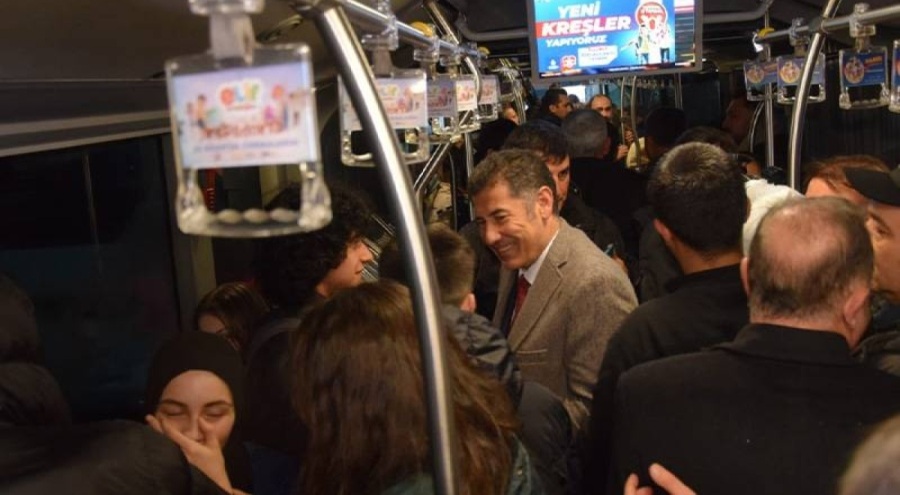 Cumhurbaşkanı Adayı Sinan Oğan, metrobüste seçim broşürü dağıttı
