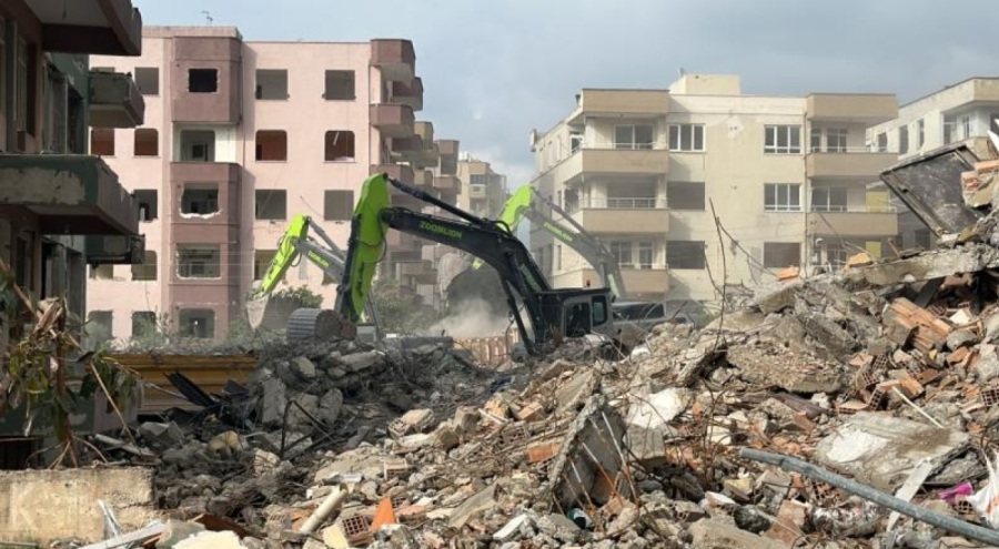 İskenderun'da enkaz kaldırma çalışmaları sürüyor