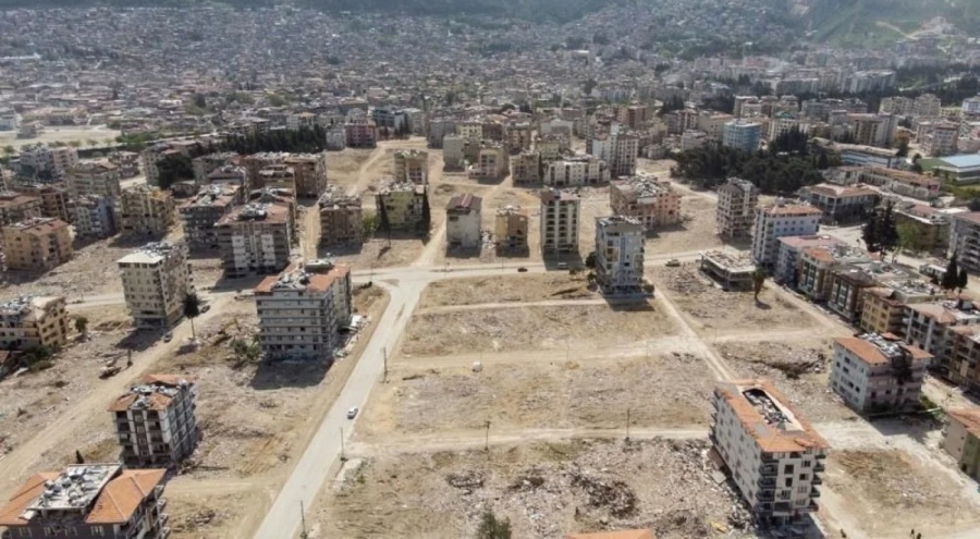 Enkaza dönen Hatay'da meydanlar oluştu