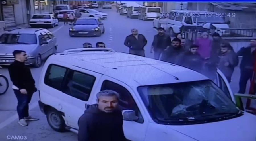 Bursa'da sürücü hafif ticari aracıyla markete daldı