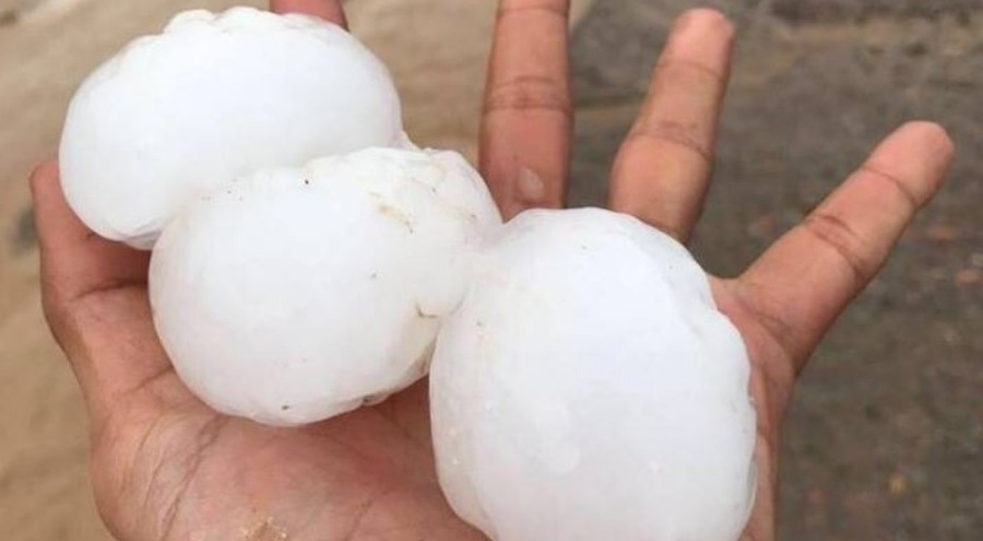 Suudi Arabistan'a ceviz büyüklüğünde dolu yağdı