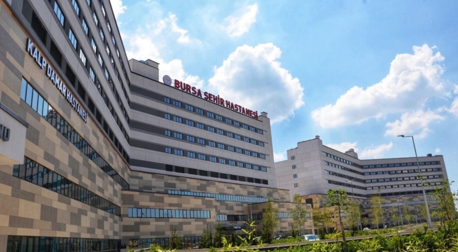 Bursa Şehir Hastanesi'nde bir ilk! Kapalı yöntemle kalp kapağı takıldı