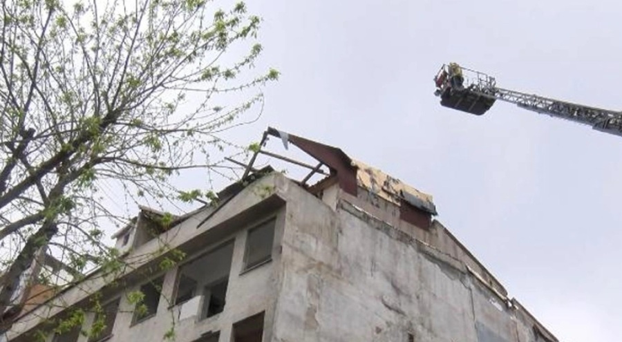 İstanbul'da boşaltılan binanın çatısı çöktü! Hurdacı yaralandı