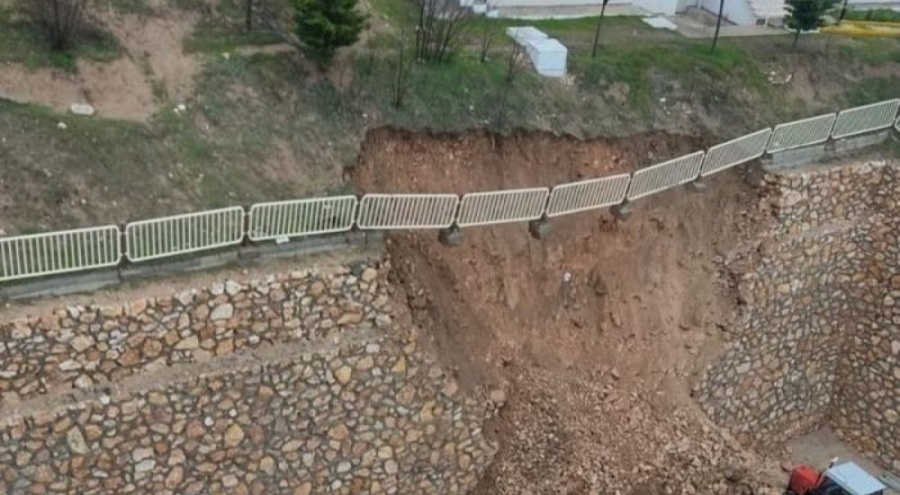 Elazığ'da bir sitenin istinat duvarı yıkıldı