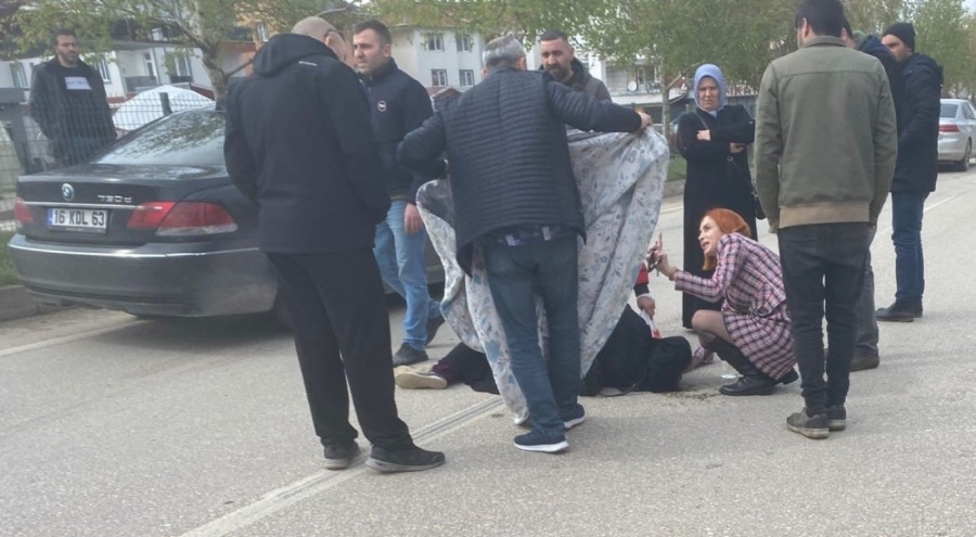 Bursa'da bisikletli kadın ile araç çarpıştı!