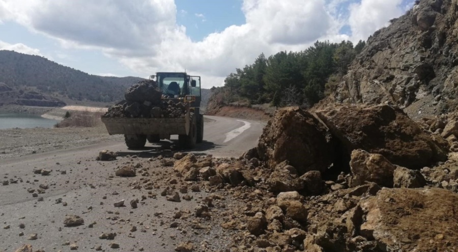 Sivas'ta heyelan ulaşımı aksattı