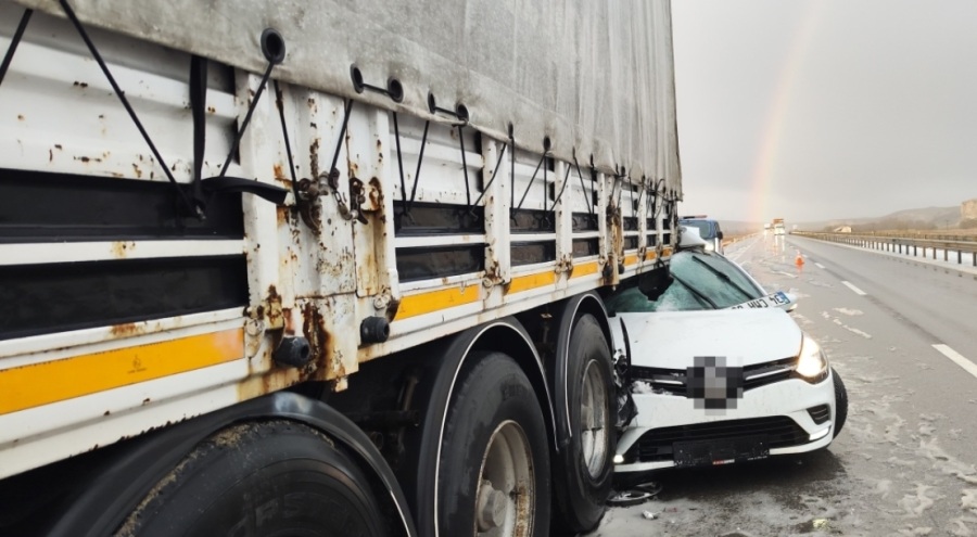 Otomobil TIR'ın altına girdi