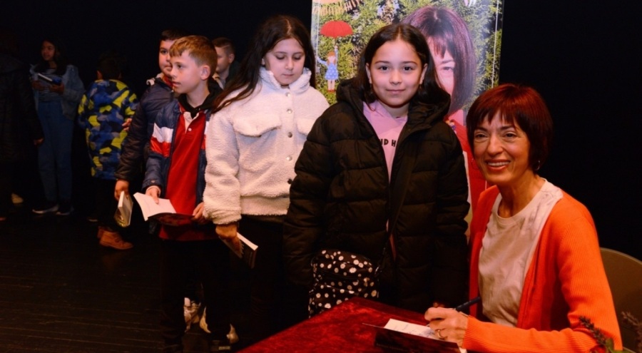 Bursa'da çocuklar kitabını okudukları yazarla buluştular