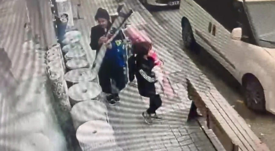 Bursa'da ailece hırsızlık: Müşteri gibi halılara bakarak çaldılar