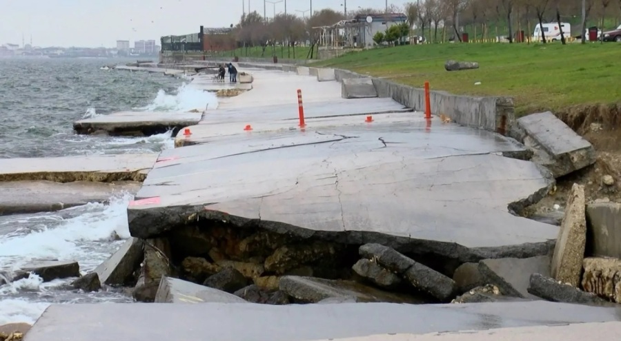İstanbul'da korkutan görüntü! Yürüyüş yolu çöktü uzmandan uyarı geldi: Fay hattı...