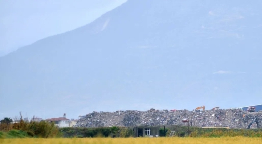 Kuş cennetinin yanında moloz dağı yükseldi