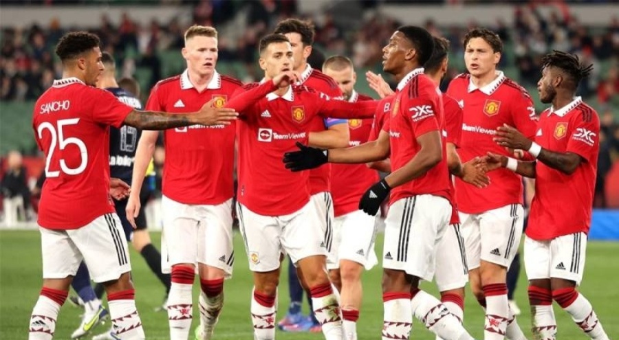 Manchester United'da 13 oyuncuyla yollar ayrılıyor