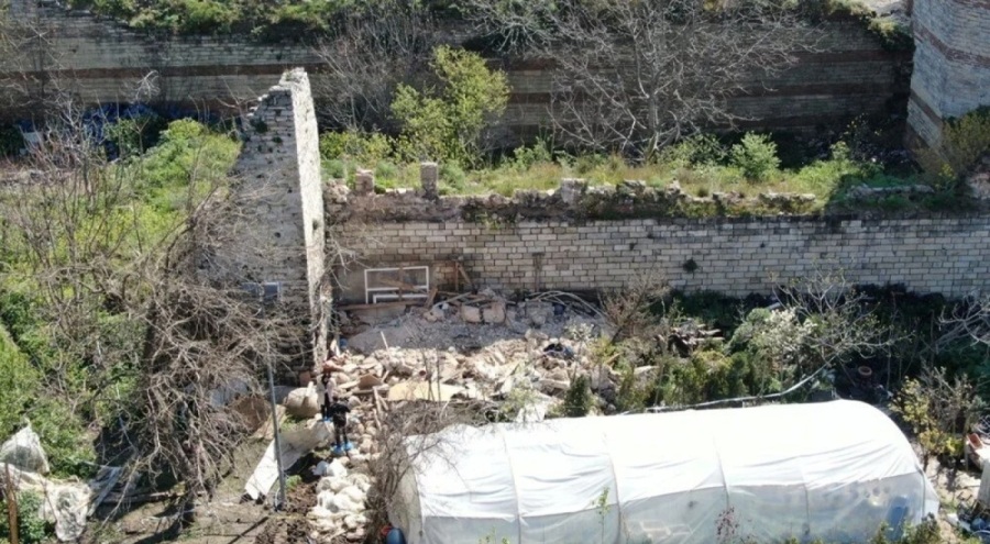 Fatih'te çöken tarihi surların altında cansız beden bulundu