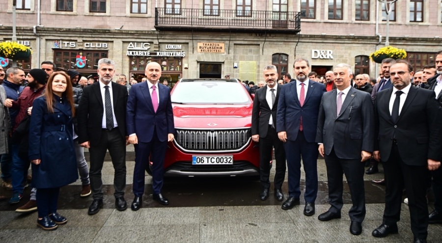 Bakan Karaismailoğlu, Togg ile Trabzon sokaklarında