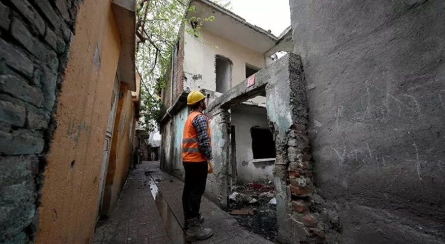 Diyarbakır'da 90 metruk yapının yıkımı başladı